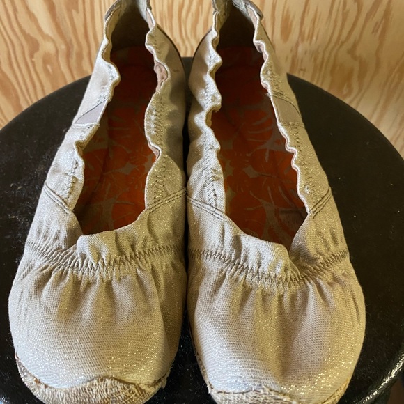 CUSHE Women's Slip ons - Picture 2 of 6